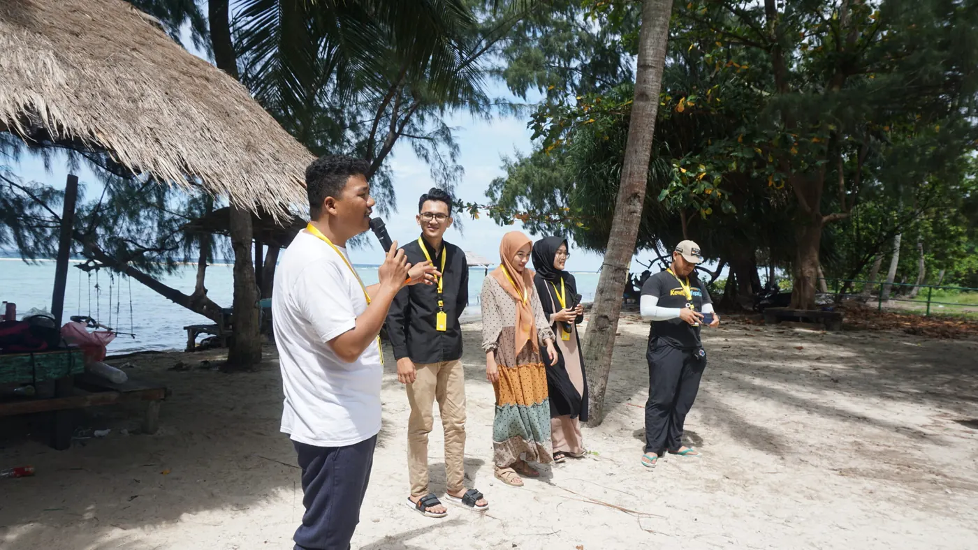 Tim Kemilau Wisata bersama peserta di Pulau Seribu