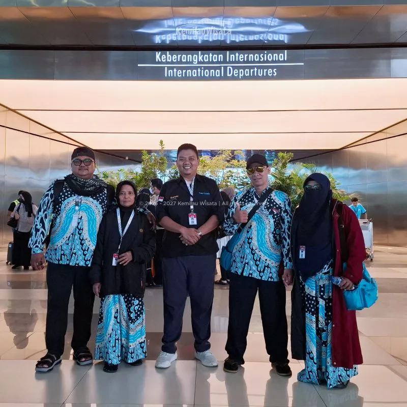 Dokumentasi perjalanan Jamaah Umroh Kemilau Wisata keberangkatan 6 April 2025. Layanan profesional, bimbingan ibadah terpercaya, dan fasilitas terbaik